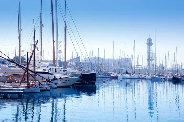 Μαρίνα λιμάνι της Βαρκελώνης με teleferic πύργο — Φωτογραφία Αρχείου