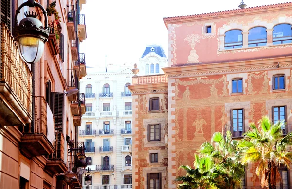 Fasady budynków miasta Barcelona w sant pere ulicy — Zdjęcie stockowe