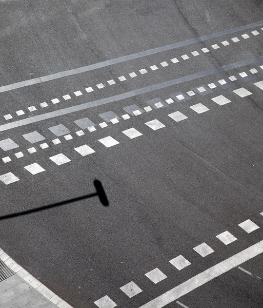 Городские асфальтовые линии и теневой вид с воздуха — стоковое фото