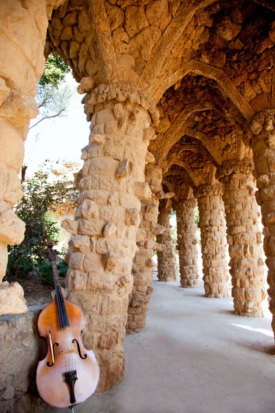 Parque de Barcelona Güell de Gaudí columnas de piedra — Foto de Stock