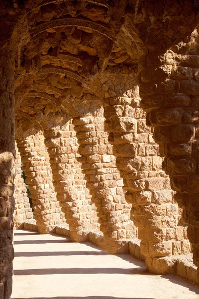 Parque de Barcelona Güell de Gaudí columnas de piedra —  Fotos de Stock