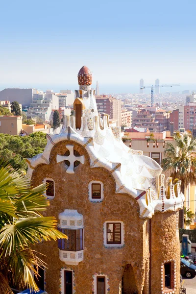 Βαρκελώνη πάρκο guell νεράιδα ουράς ψηφιδωτό σπίτι — Φωτογραφία Αρχείου