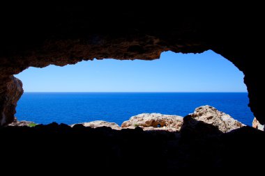 barbarlığın formentera mavi deniz manzaralı delik mağara