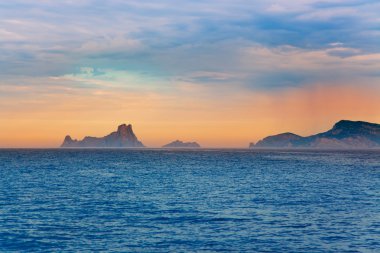 Ibiza günbatımında Balear Adaları deniz manzarası