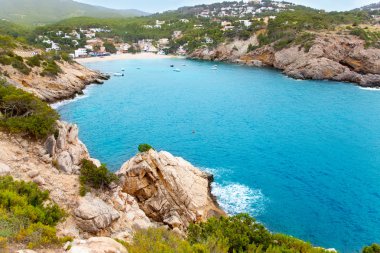 Cala vadella turkuaz su ile Ibiza Adası