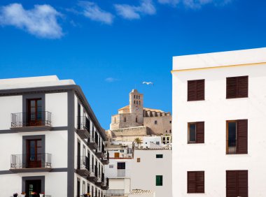 Kilise mavi gökyüzü altında Eivissa Ibiza kent