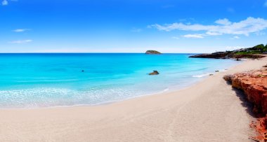 Cala nova plaj turkuaz su ile Ibiza Adası