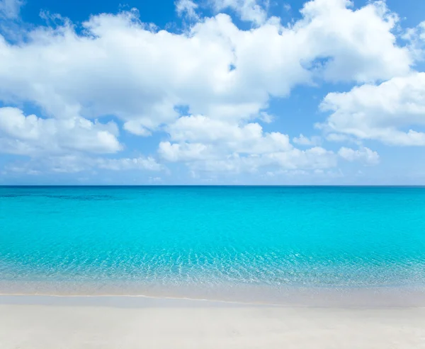 Παραλία τροπικό με λευκή άμμο και γαλαζοπράσινα wate — Φωτογραφία Αρχείου