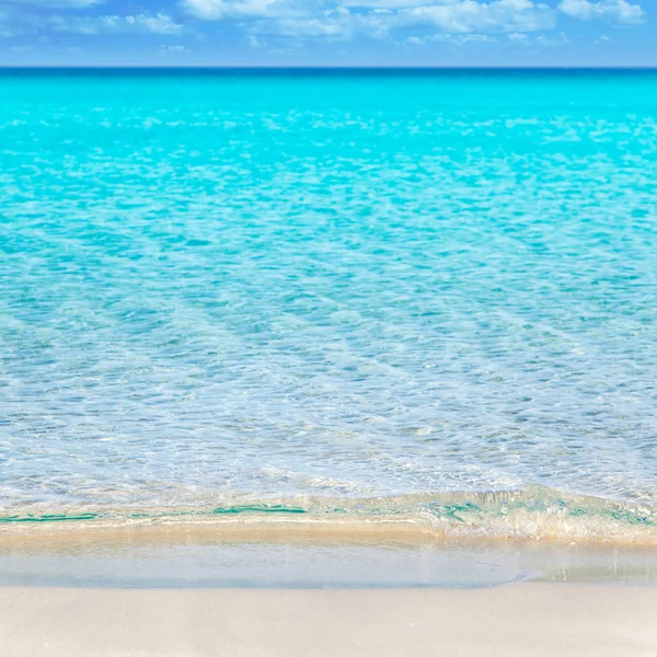 Pláž s bílým pískem a tyrkysově wate tropické — Stock fotografie
