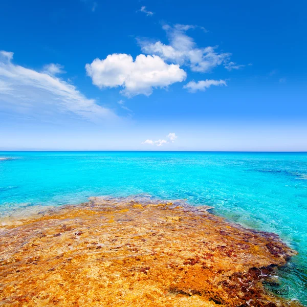 Praia Formentera Es Calo com mar azul-turquesa — Fotografia de Stock