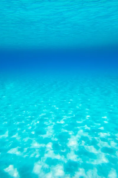 Niebieski turkus widok podwodnego tropikalnej plaży — Zdjęcie stockowe