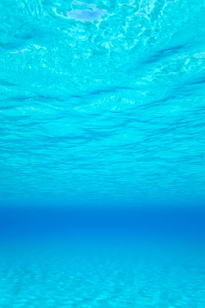 Azul turquesa vista subaquática da praia tropical — Fotografia de Stock
