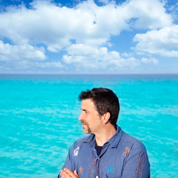 Пляж в бирюзе с ретро-винтажным туристическим профилем — стоковое фото