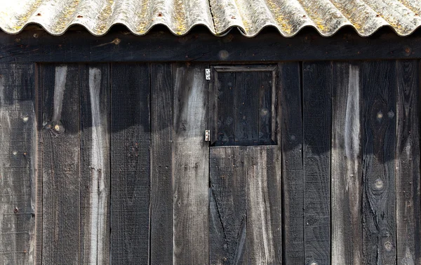Madera negra envejecida con techo ondulado en playa baleárica — Foto de Stock