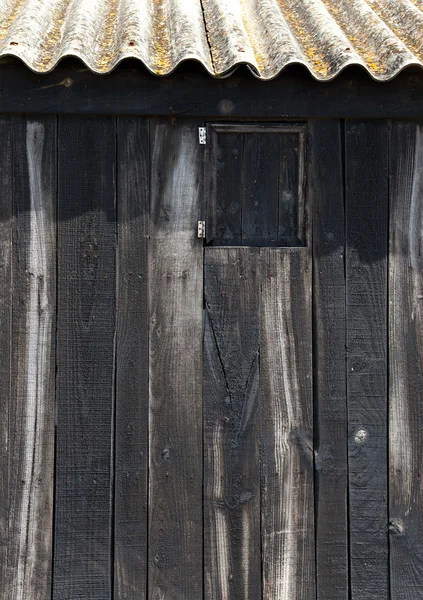 Altes schwarzes Holz mit gewelltem Dach am Balearenstrand — Stockfoto