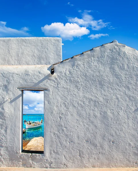 Isole Baleari spiaggia idilliaca dalla porta della casa — Foto Stock