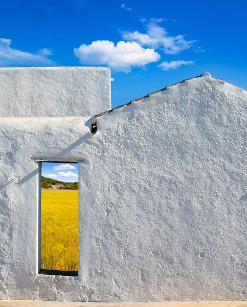 Isole Baleari campo di grano dorato attraverso la porta — Foto Stock