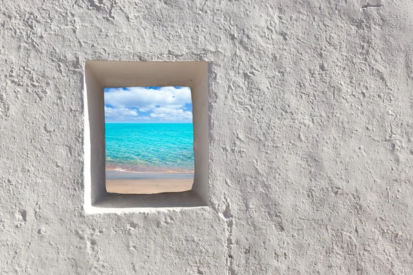 Balearen-Inseln idyllischer türkisfarbener Strand aus dem Fenster des Hauses — Stockfoto