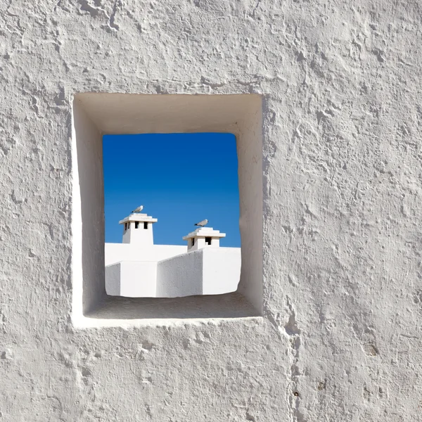 Балеарские острова белый дымоход через окно — стоковое фото