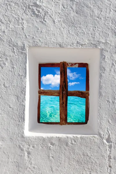 Ilhas baleares idílica praia azul-turquesa da janela da casa — Fotografia de Stock