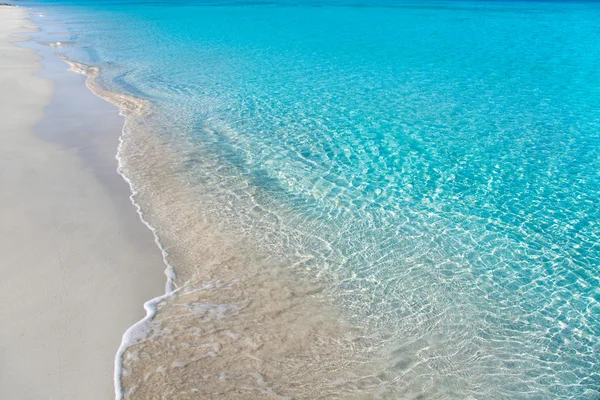 Praia tropical com areia branca e água turquesa — Fotografia de Stock