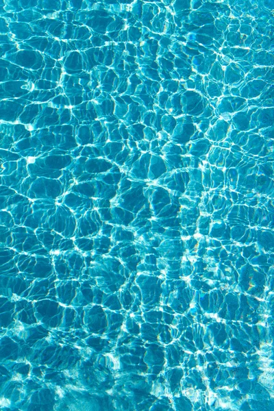 青緑色の水リップルを利用した熱帯ビーチ — ストック写真