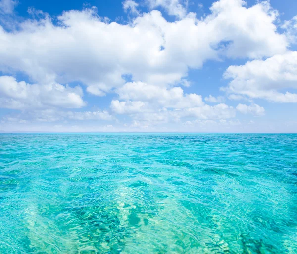 Ilhas Beleáricas mar azul turquesa sob o céu azul — Fotografia de Stock