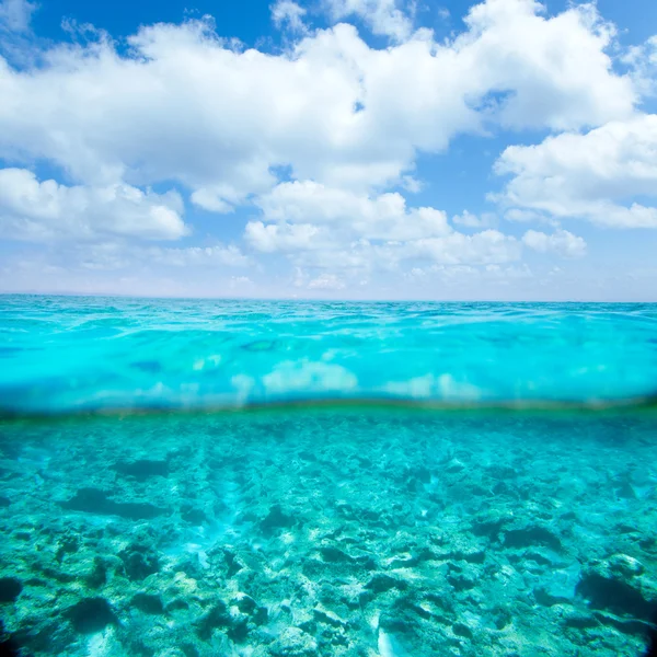 Îles Beléares mer turquoise dans la ligne de flottaison — Photo