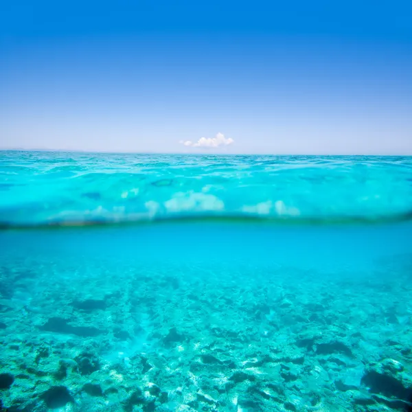 Belearic 諸島ターコイズ ブルーの海でウォータ ライン アウト — ストック写真