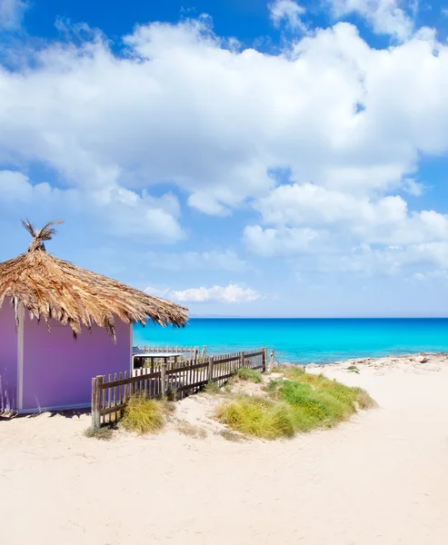 Форментера тропический фиолетовый домик на бирюзовом пляже — стоковое фото