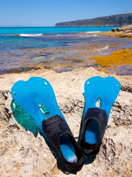 Baléares Formentera île avec nageoires de plongée sous-marine — Photo