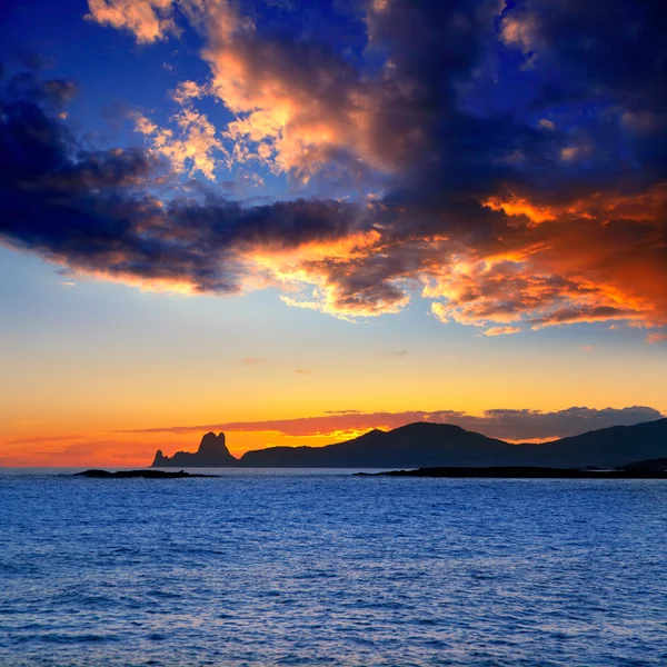Ibiza île coucher de soleil avec Es Vedra en arrière-plan — Photo