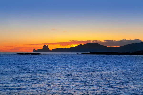 Ibiza île coucher de soleil avec Es Vedra en arrière-plan — Photo