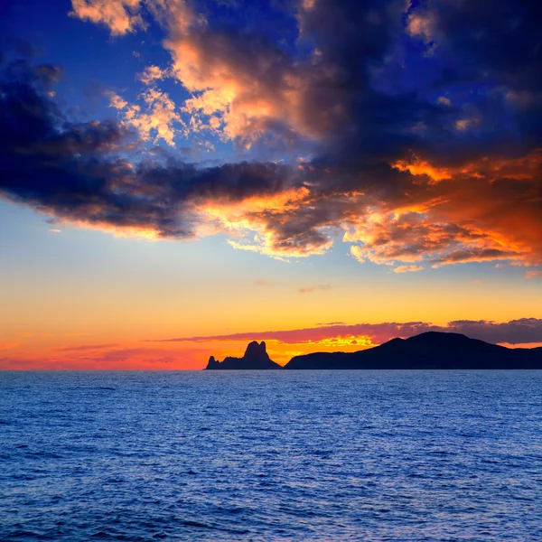 Ilha de Ibiza por do sol com Es Vedra no fundo — Fotografia de Stock