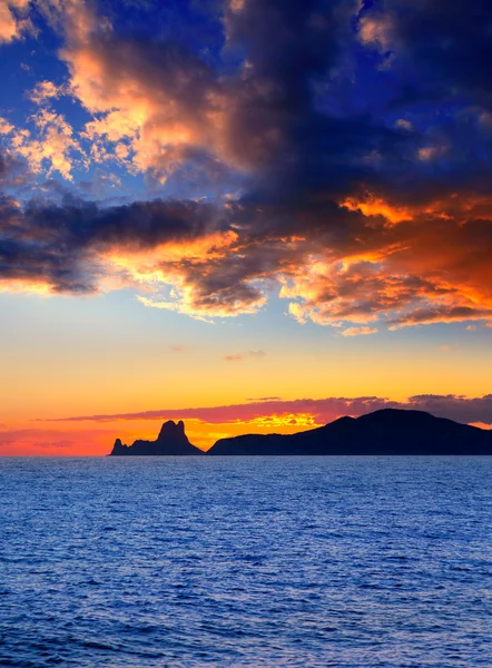 Ibiza eiland zonsondergang met es vedra op achtergrond — Stockfoto