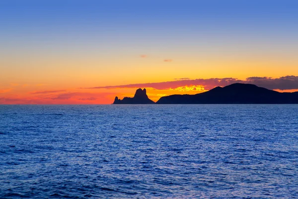 Ibiza insel sonnenuntergang mit es vedra im hintergrund — Stockfoto