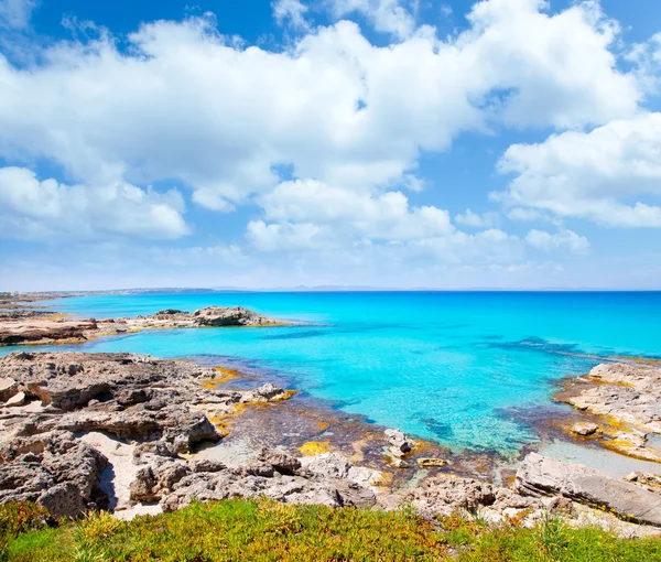 Baleares formentera ilha em escalo praia rochosa — Fotografia de Stock
