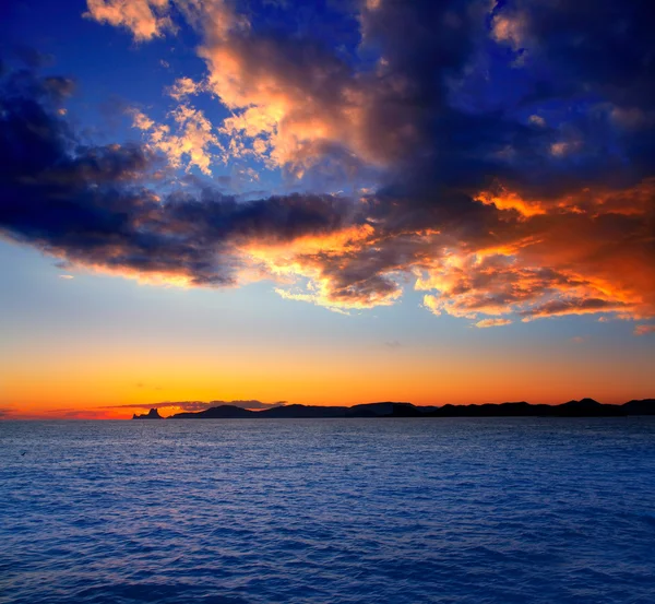 İbiza Adası Günbatımı ile es vedra arka planda — Stok fotoğraf