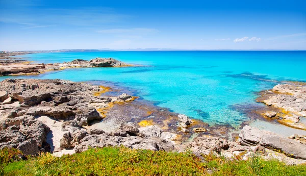Isole Baleari formentera a escalo spiaggia rocciosa — Foto Stock