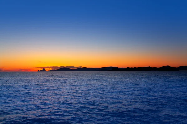 伊维萨岛夕阳与 es 韦德拉在背景中 — 图库照片