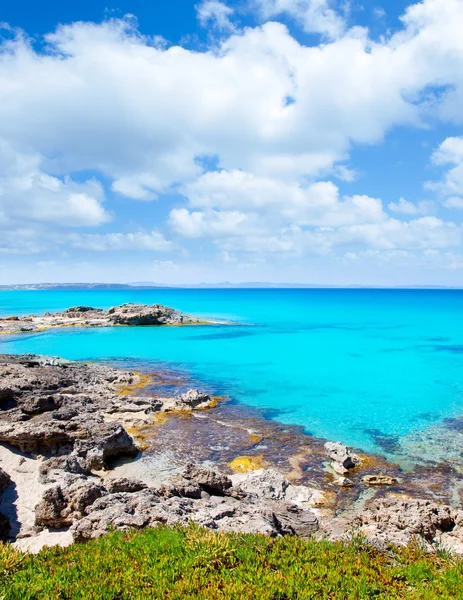 Baleares isla de formentera en escalo playa rocosa — Foto de Stock