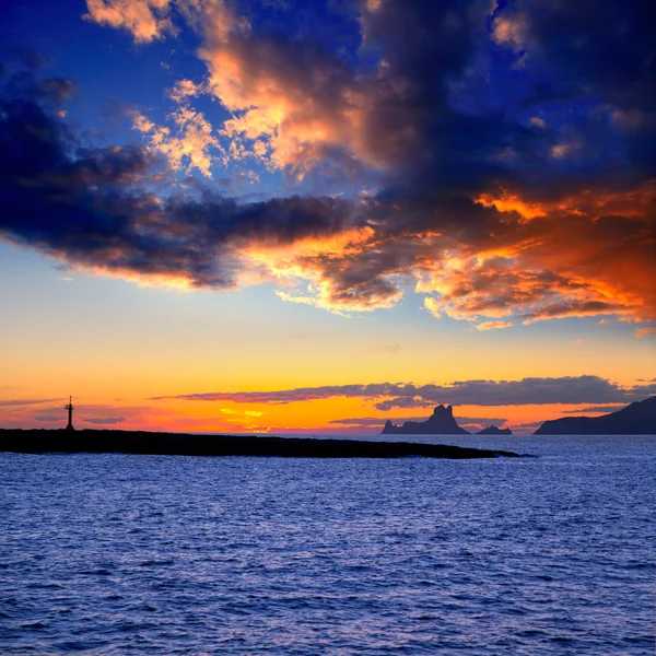 Закат на острове Ибица с островом Эс-Ведра и островком Гастаби — стоковое фото
