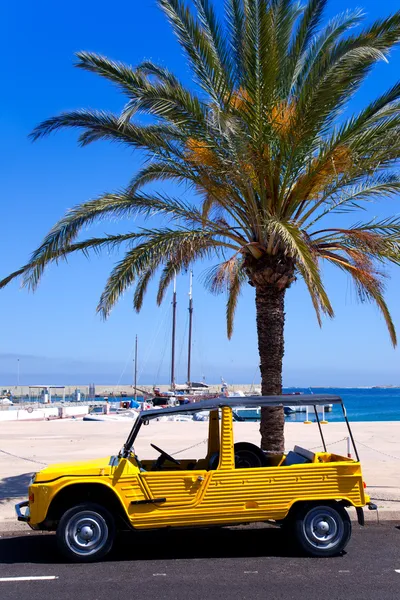 Formentera eiland met zomer retro cabriolet — Stockfoto