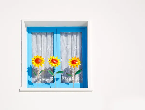 Fenêtre bleue baléare avec trois tournesols — Photo