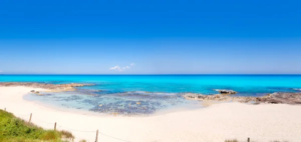 Formentera Es Calo beach, türkizkék tenger — Stock Fotó