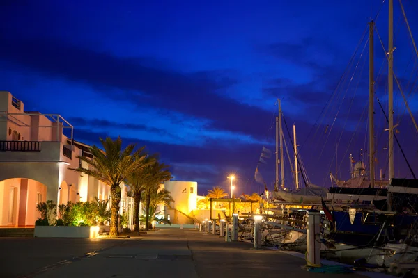 夜の明かりでバレアレス フォル メンテラ島マリーナ — ストック写真