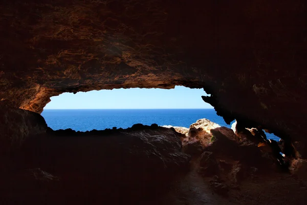Печера отвір у дикунство Форментера з видом на синє море — стокове фото