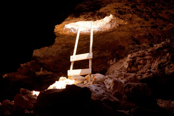 Barbaria agujero cueva capa con escalera rústica en madera —  Fotos de Stock