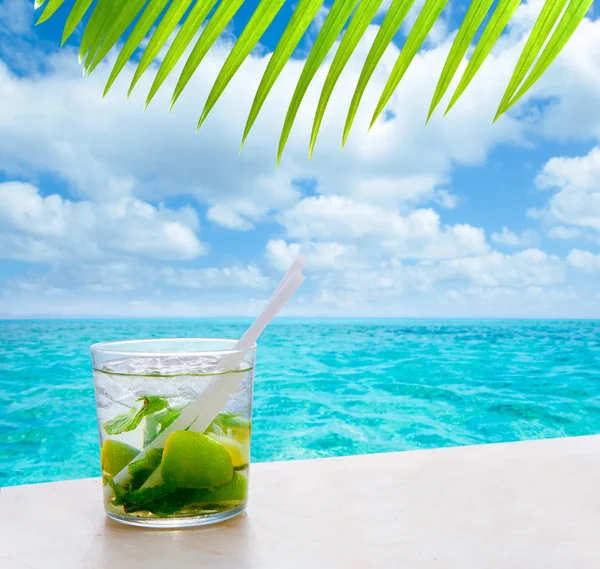 Drank mojito drik in tropische turquoise tropische zee — Stockfoto