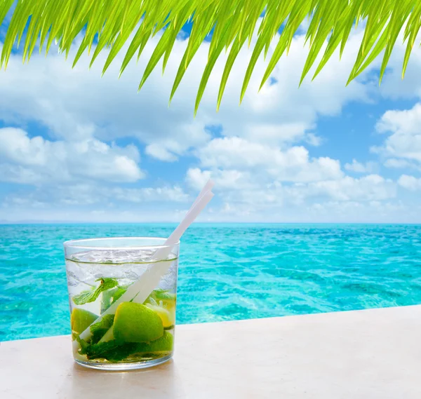 Bebidas mojito drik em mar tropical turquesa tropical — Fotografia de Stock